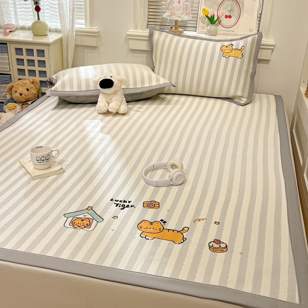 91家纺网 家纺一手货源 找家纺 川悦生活 2026新款凉感提花绣花豆豆席 吉祥奶虎