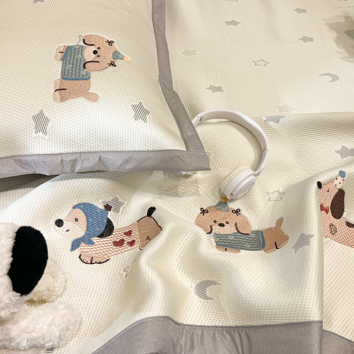 91家纺网 家纺一手货源 找家纺 川悦生活 2026新款凉感提花绣花豆豆席 咚咚小汪