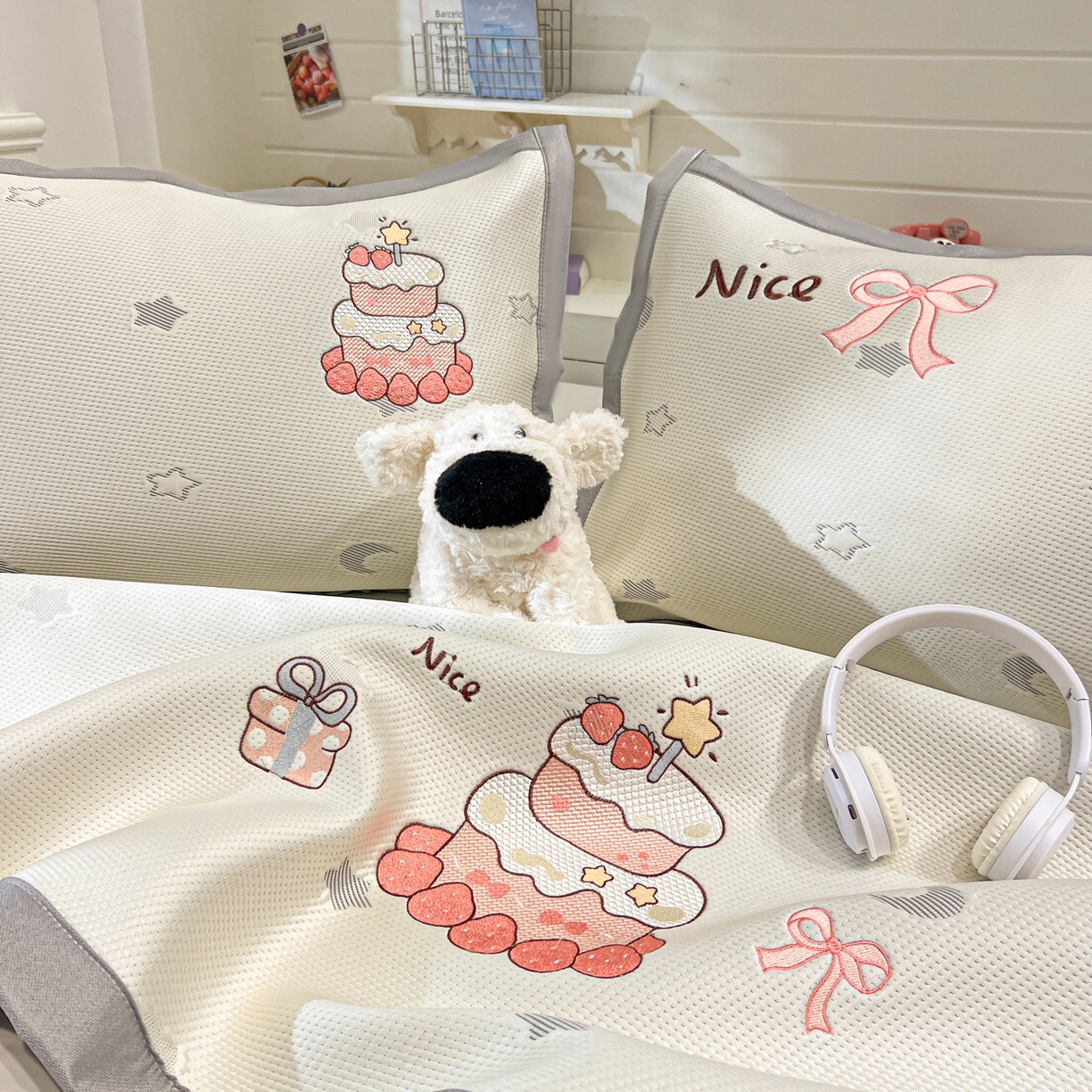 91家纺网 家纺一手货源 找家纺 川悦生活 2026新款凉感提花绣花豆豆席 奶油草莓