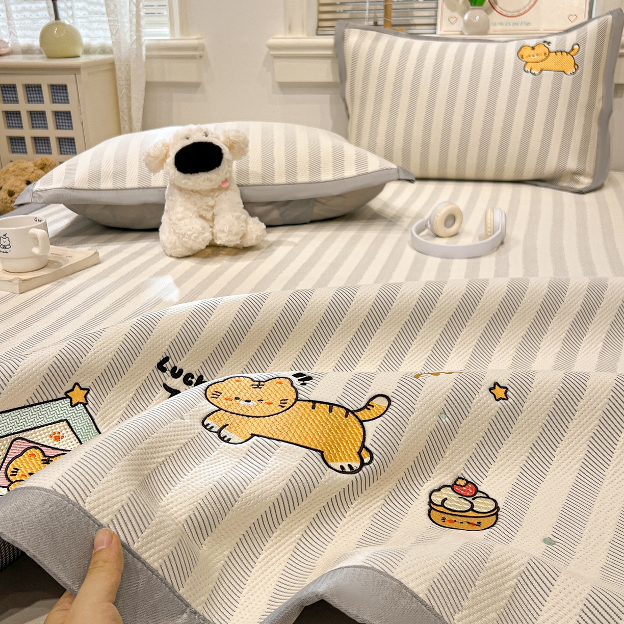 91家纺网 家纺一手货源 找家纺 川悦生活 2026新款凉感提花绣花豆豆席 吉祥奶虎