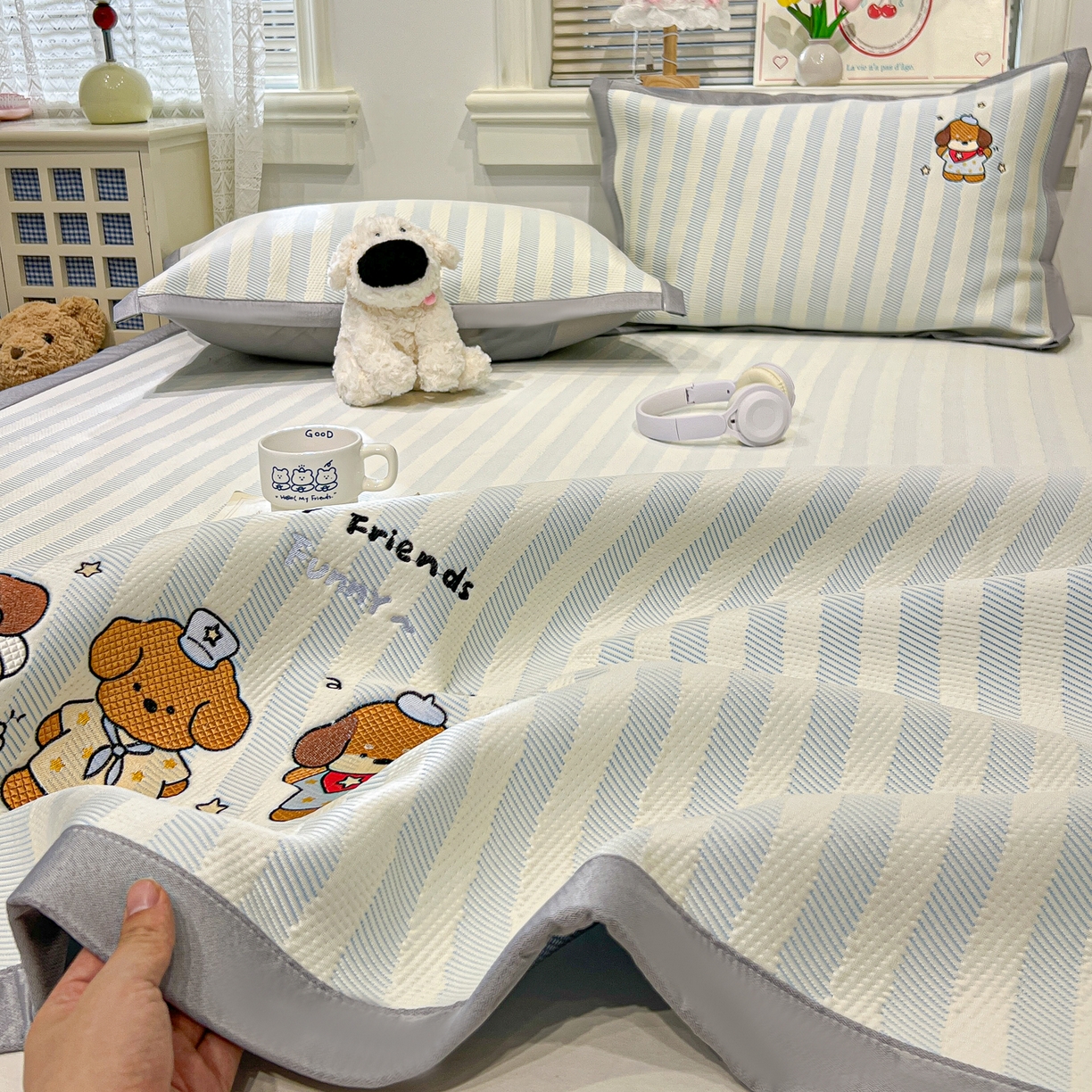 91家纺网 家纺一手货源 找家纺 川悦生活 2026新款凉感提花绣花豆豆席 快乐仔仔