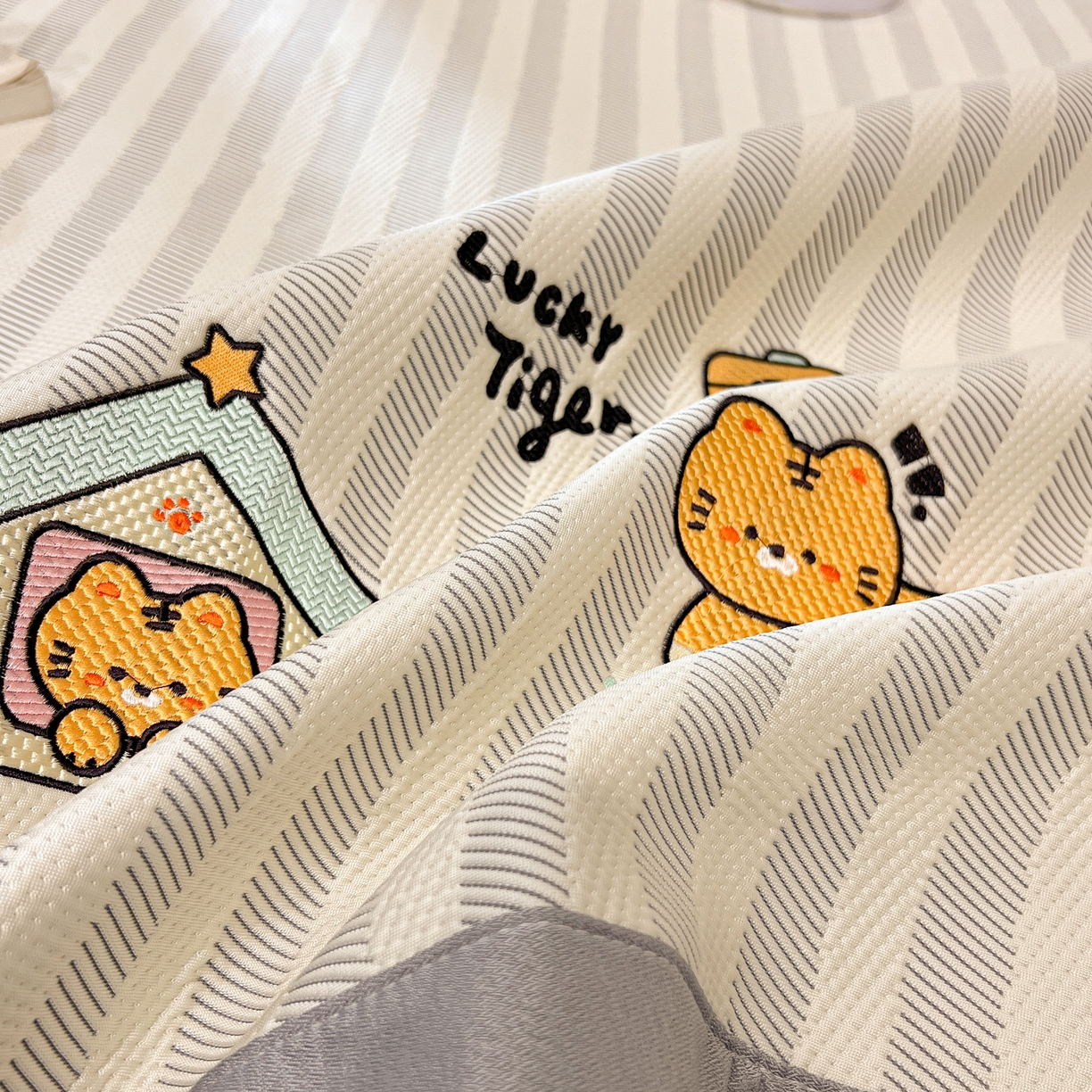 91家纺网 家纺一手货源 找家纺 川悦生活 2026新款凉感提花绣花豆豆席 吉祥奶虎