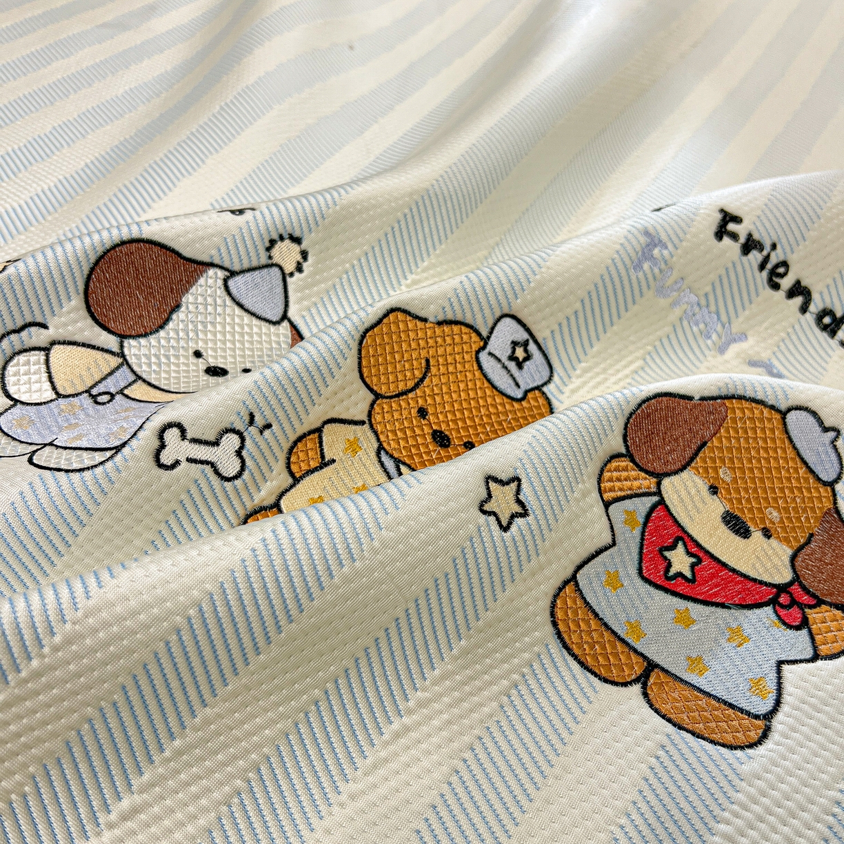 91家纺网 家纺一手货源 找家纺 川悦生活 2026新款凉感提花绣花豆豆席 快乐仔仔