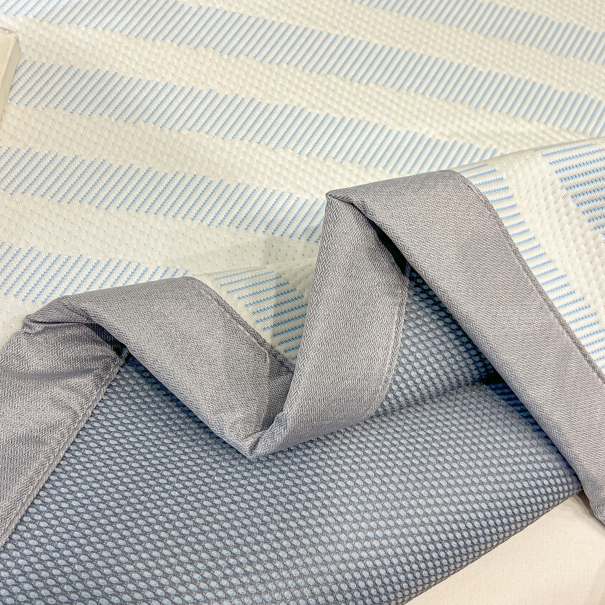 91家纺网 家纺一手货源 找家纺 川悦生活 2026新款凉感提花绣花豆豆席 快乐仔仔