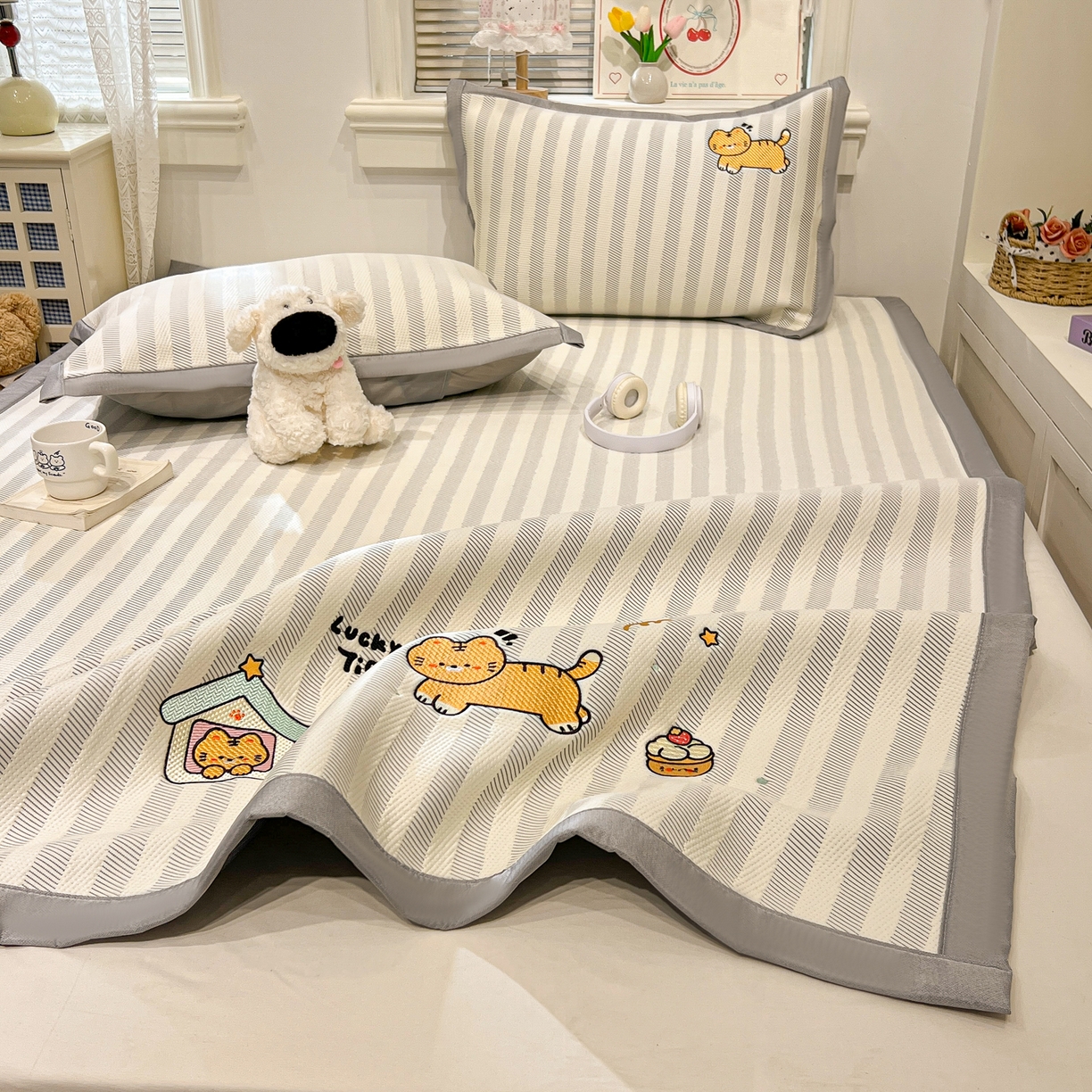 91家纺网 家纺一手货源 找家纺 川悦生活 2026新款凉感提花绣花豆豆席 吉祥奶虎