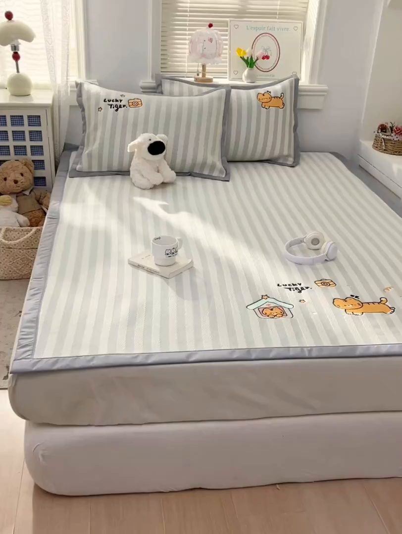 91家纺网 家纺一手货源 找家纺 川悦生活 2026新款凉感提花绣花豆豆席 吉祥奶虎