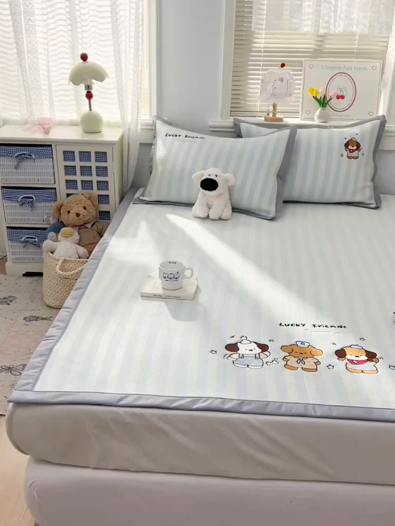 91家纺网 家纺一手货源 找家纺 川悦生活 2026新款凉感提花绣花豆豆席 快乐仔仔