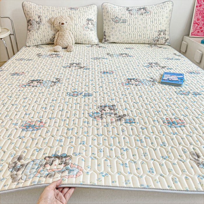 91家纺网 家纺一手货源 找家纺 沐慕 2026新款小清新凉感丝乳胶凉席三件套 碎花小猫