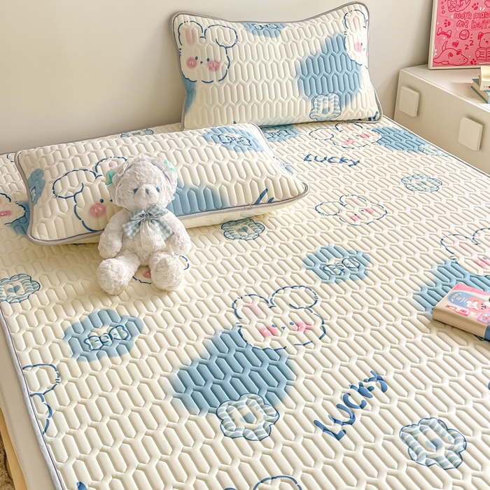 91家纺网 家纺一手货源 找家纺 沐慕 2026新款小清新凉感丝乳胶凉席三件套 爱心小兔