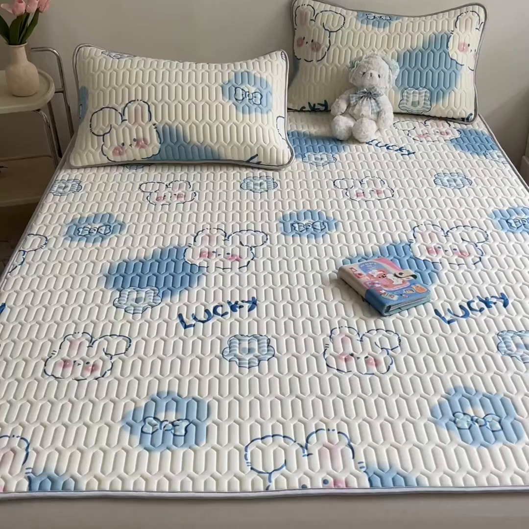 91家纺网 家纺一手货源 找家纺 沐慕 2026新款小清新凉感丝乳胶凉席三件套 爱心小兔