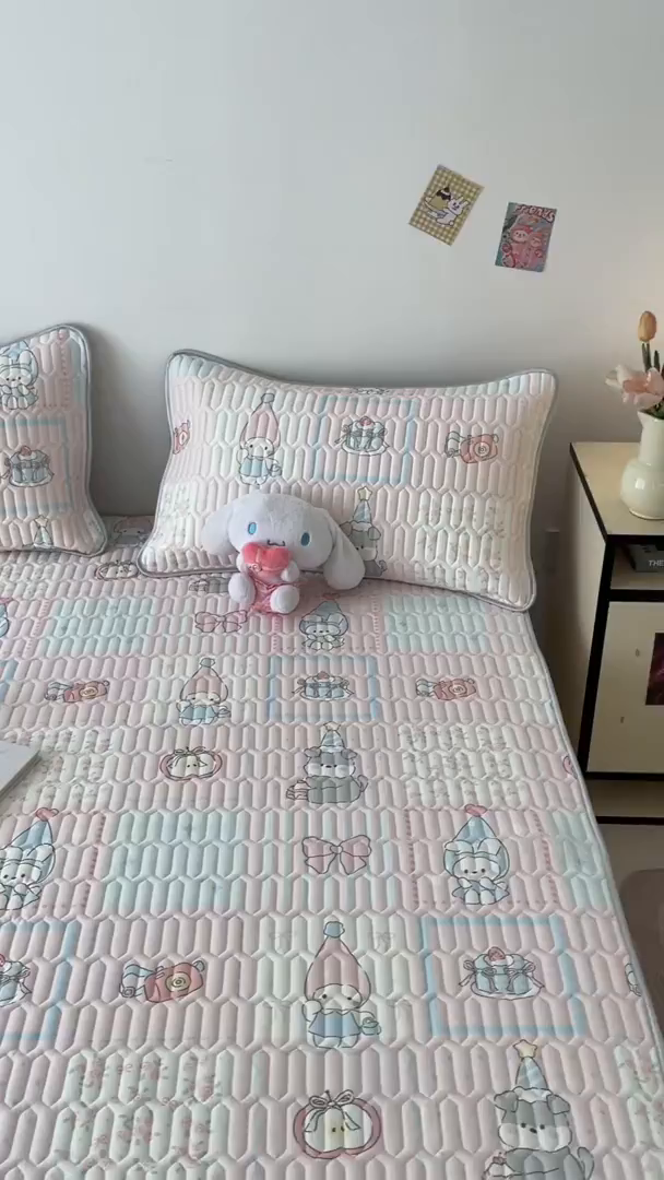 91家纺网 家纺一手货源 找家纺 沐慕 2026新款小清新凉感丝乳胶凉席三件套 粉格帽宠