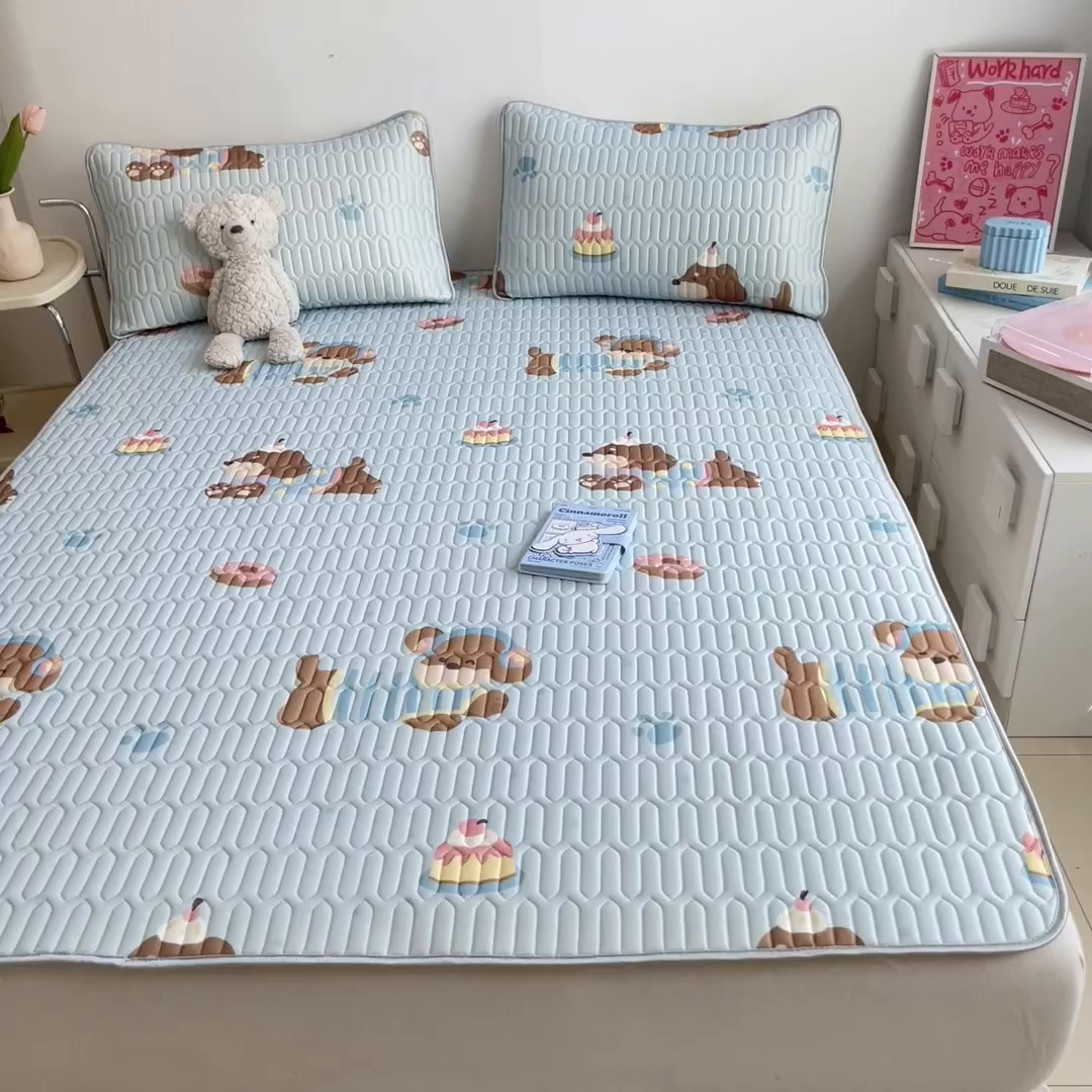 91家纺网 家纺一手货源 找家纺 沐慕 2026新款小清新凉感丝乳胶凉席三件套 腊肠狗