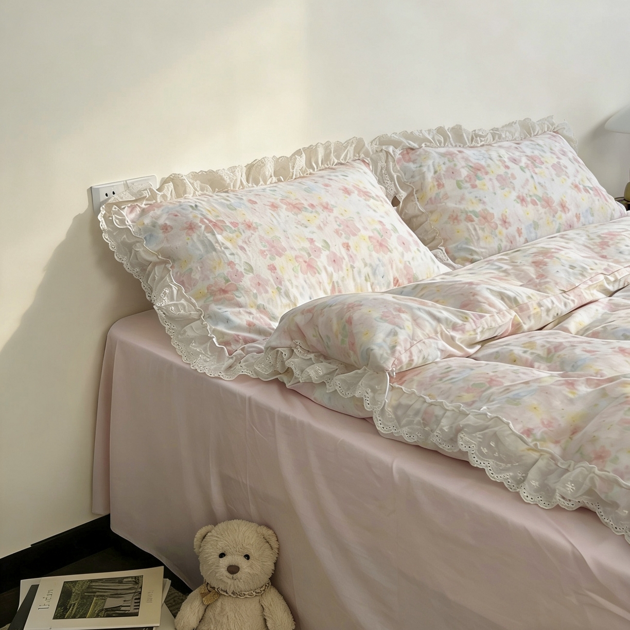 91家纺网 家纺一手货源 找家纺 荣轩家居 2026新款韩式浪漫花边工艺款全棉纯棉双层纱四件套（铺床版）春野