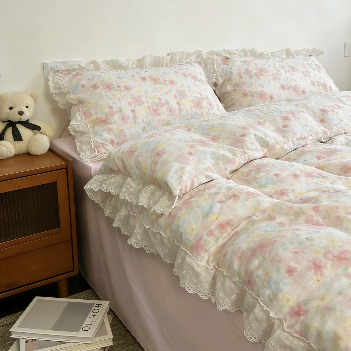 91家纺网 家纺一手货源 找家纺 荣轩家居 2026新款韩式浪漫花边工艺款全棉纯棉双层纱四件套（铺床版）春野