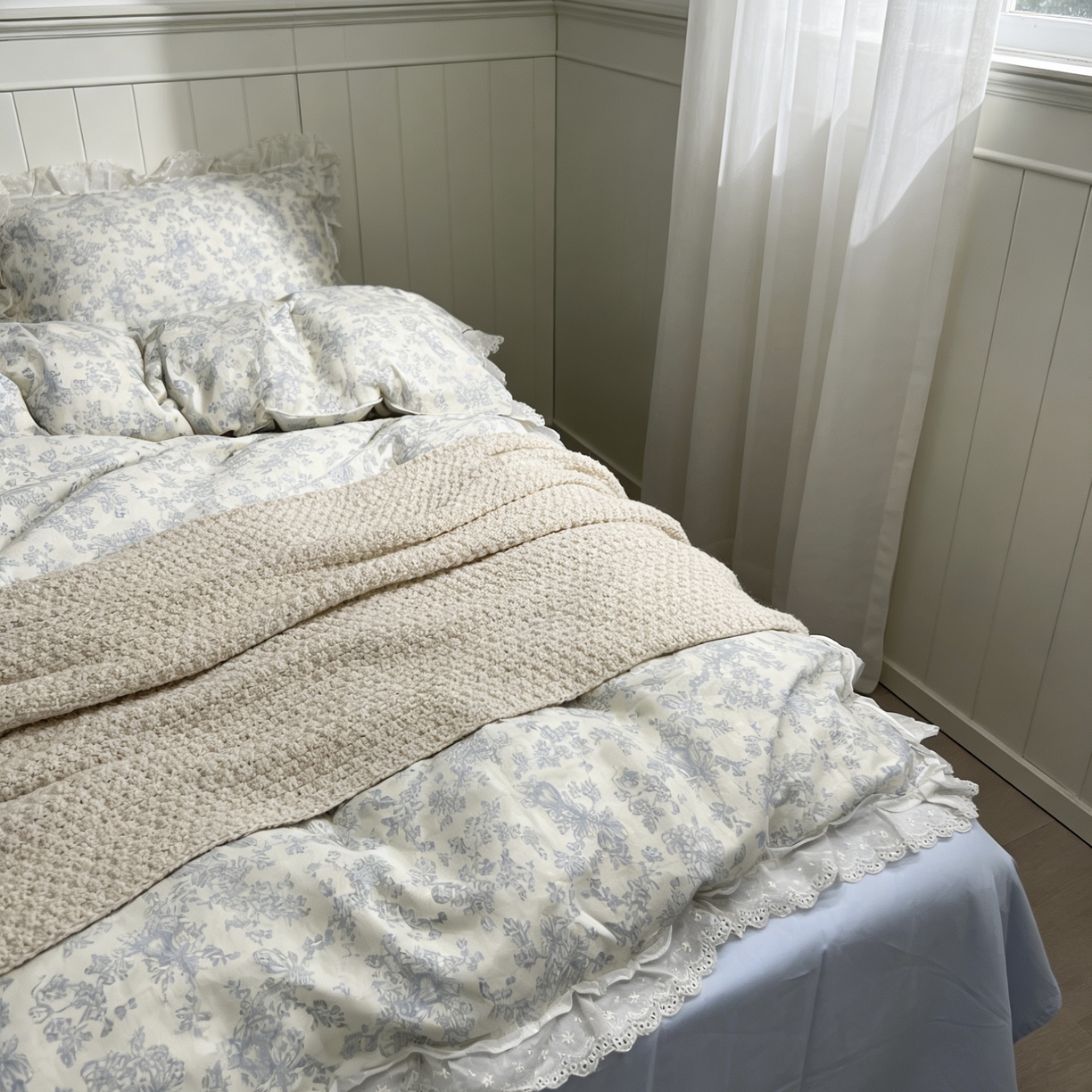 91家纺网 家纺一手货源 找家纺 荣轩家居 2026新款韩式浪漫花边工艺款全棉纯棉双层纱四件套（铺床版）秘境