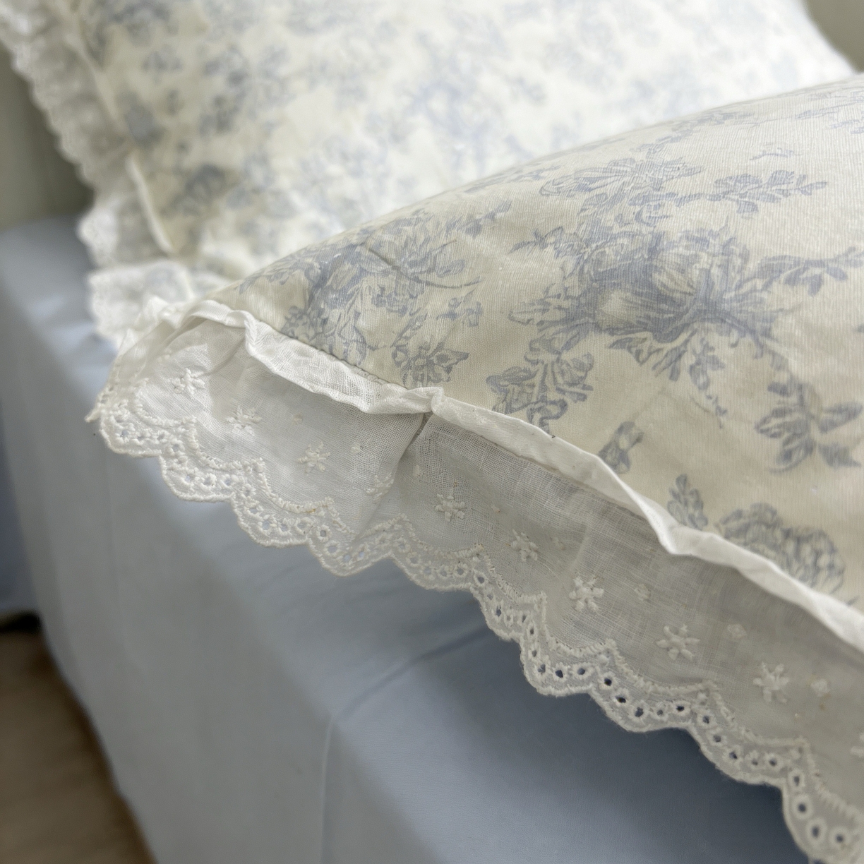 91家纺网 家纺一手货源 找家纺 荣轩家居 2026新款韩式浪漫花边工艺款全棉纯棉双层纱四件套（铺床版）秘境