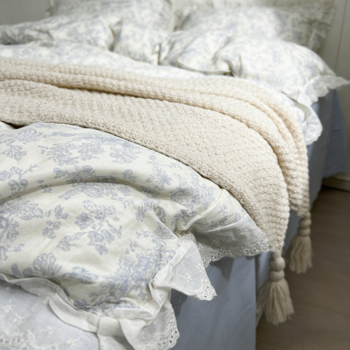 91家纺网 家纺一手货源 找家纺 荣轩家居 2026新款韩式浪漫花边工艺款全棉纯棉双层纱四件套（铺床版）秘境