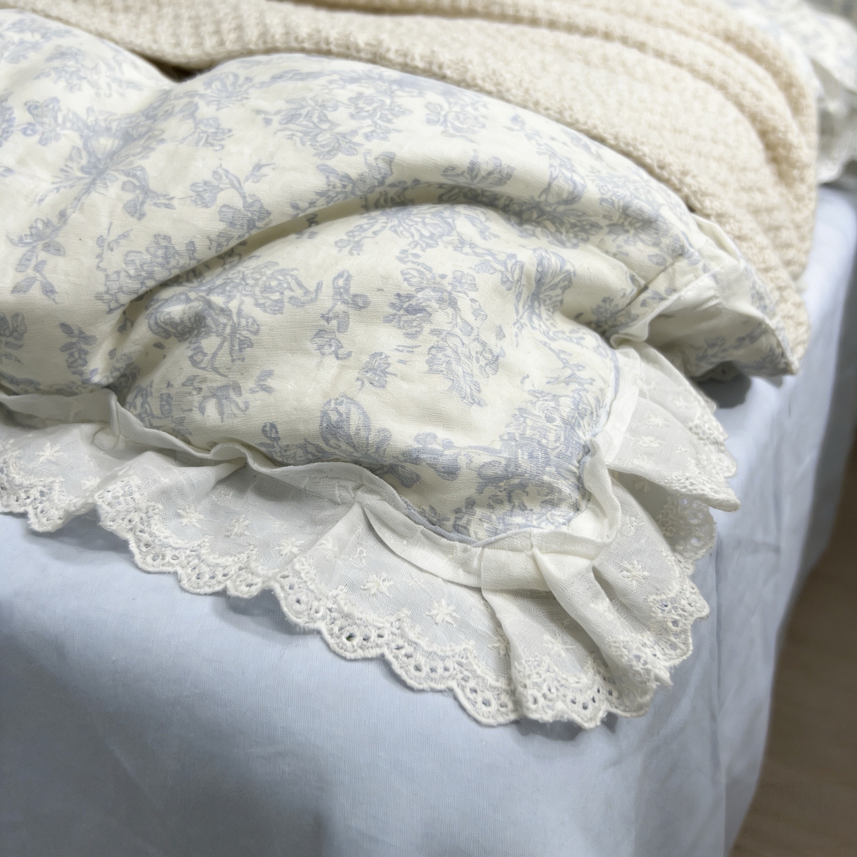 91家纺网 家纺一手货源 找家纺 荣轩家居 2026新款韩式浪漫花边工艺款全棉纯棉双层纱四件套（铺床版）秘境