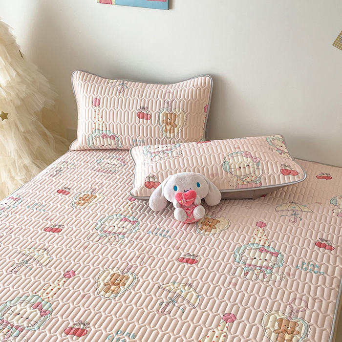 91家纺网 家纺一手货源 找家纺 沐慕 2026新款小清新凉感丝乳胶凉席三件套 樱桃萌猫