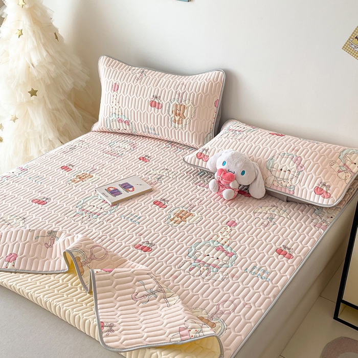 91家纺网 家纺一手货源 找家纺 沐慕 2026新款小清新凉感丝乳胶凉席三件套 樱桃萌猫