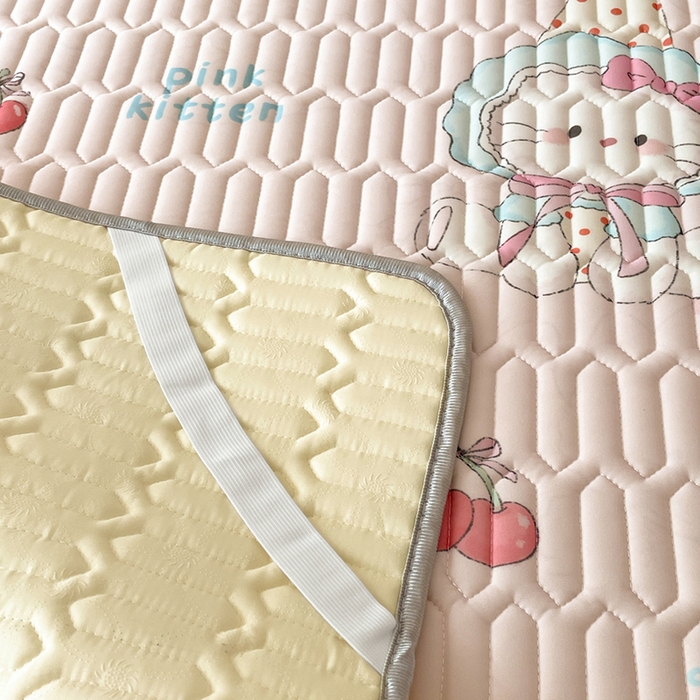 91家纺网 家纺一手货源 找家纺 沐慕 2026新款小清新凉感丝乳胶凉席三件套 樱桃萌猫