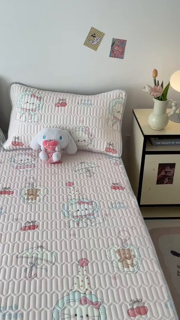 91家纺网 家纺一手货源 找家纺 沐慕 2026新款小清新凉感丝乳胶凉席三件套 樱桃萌猫