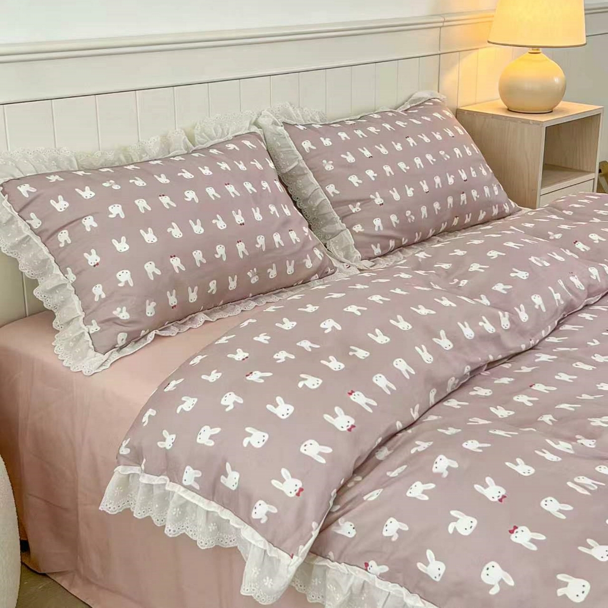 91家纺网 家纺一手货源 找家纺 荣轩家居 2026新款韩式浪漫花边工艺款全棉纯棉双层纱四件套（铺床版）可可兔