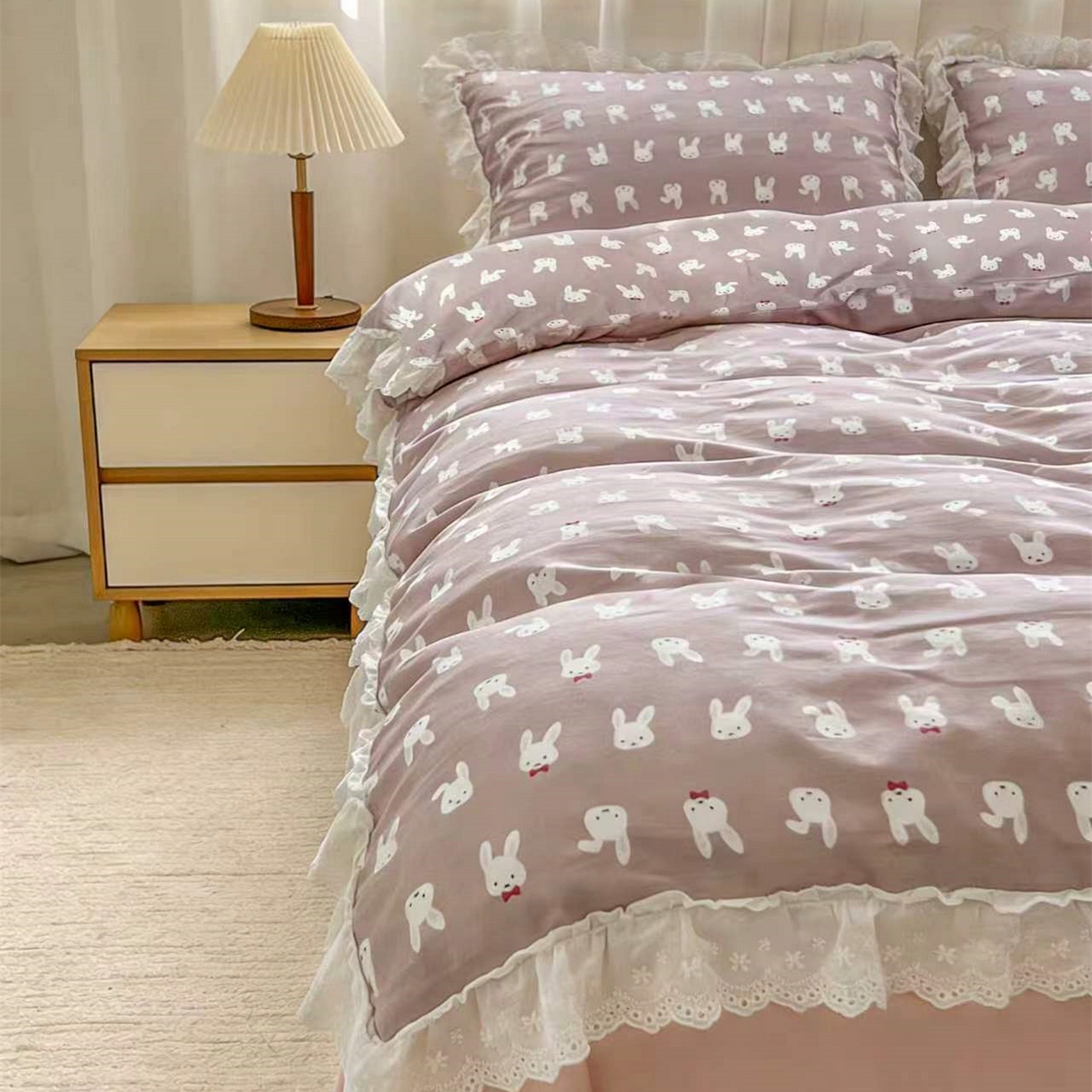 91家纺网 家纺一手货源 找家纺 荣轩家居 2026新款韩式浪漫花边工艺款全棉纯棉双层纱四件套（铺床版）可可兔