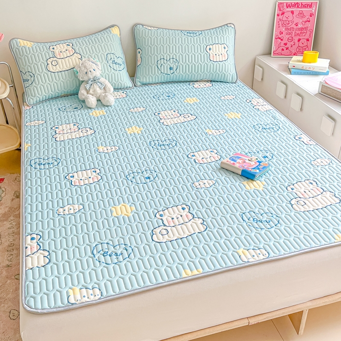 91家纺网 家纺一手货源 找家纺 沐慕 2026新款小清新凉感丝乳胶凉席三件套 云朵小熊