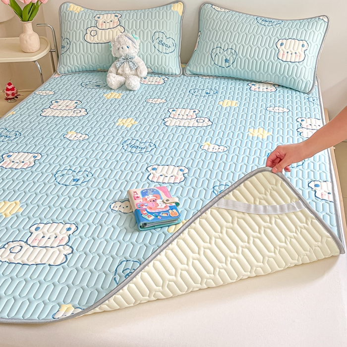 91家纺网 家纺一手货源 找家纺 沐慕 2026新款小清新凉感丝乳胶凉席三件套 云朵小熊