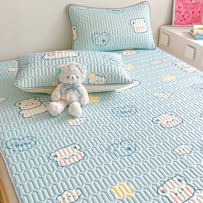 91家纺网 家纺一手货源 找家纺 沐慕 2026新款小清新凉感丝乳胶凉席三件套 云朵小熊