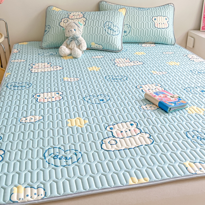 91家纺网 家纺一手货源 找家纺 沐慕 2026新款小清新凉感丝乳胶凉席三件套 云朵小熊