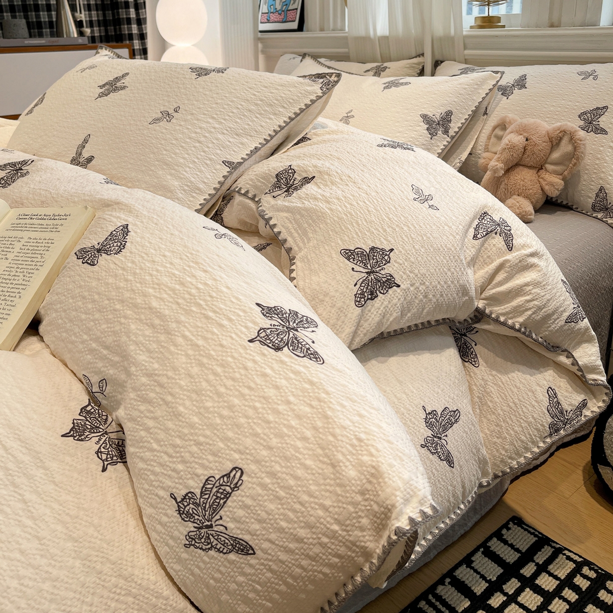 91家纺网 家纺一手货源 找家纺 瑞禾家纺（原阿亮） 2026新款云感泡芙棉小清新印花贝壳边四件套 黑白蝴蝶