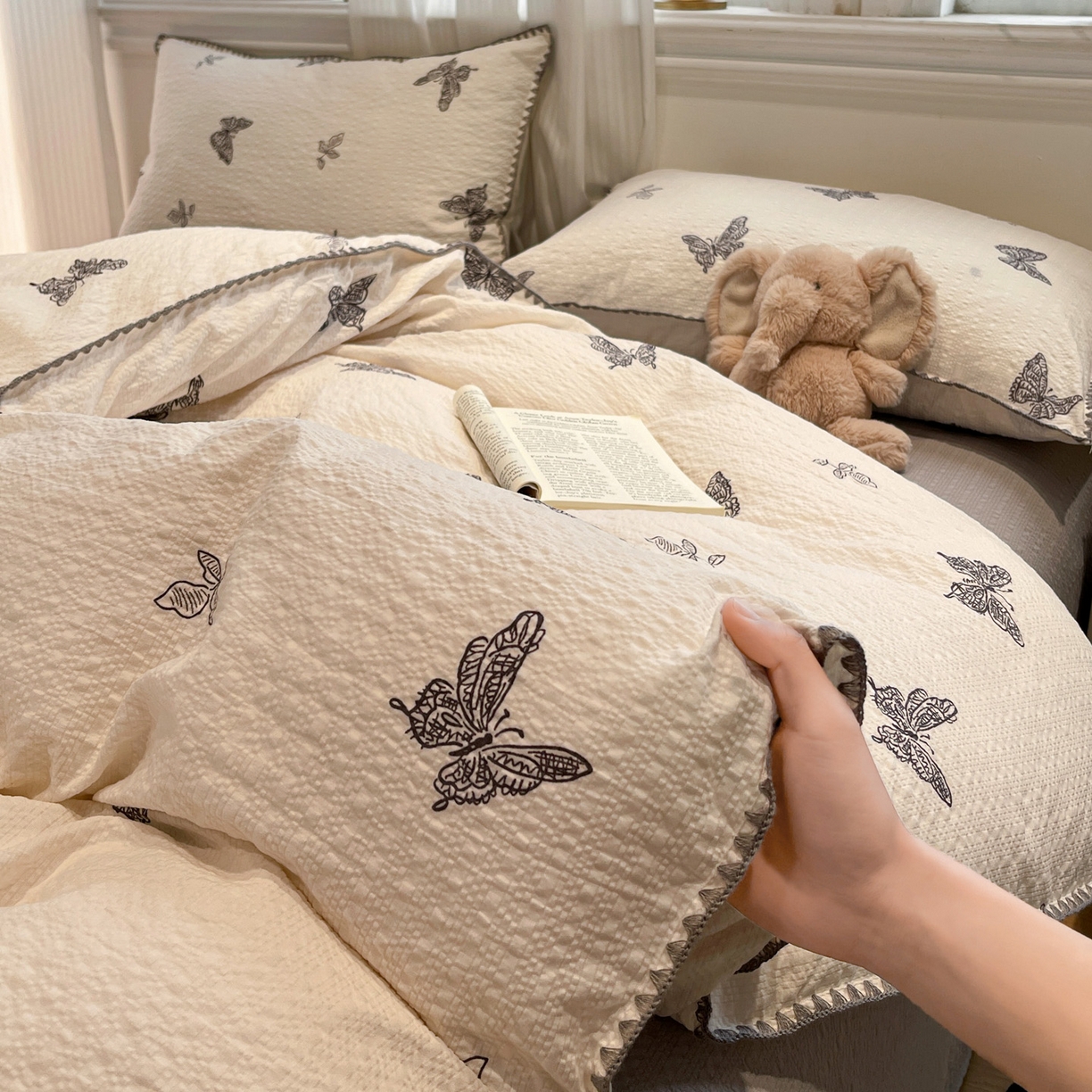 91家纺网 家纺一手货源 找家纺 瑞禾家纺（原阿亮） 2026新款云感泡芙棉小清新印花贝壳边四件套 黑白蝴蝶