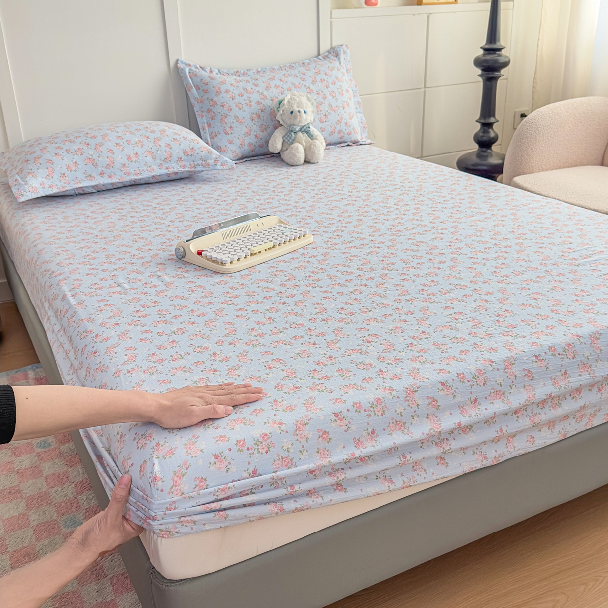 91家纺网 家纺一手货源 找家纺 优雅星家纺 2026春夏新款a类泡芙双层纱床笠印花卡通全包围床垫保护套单床笠 床笠单件 富贵花