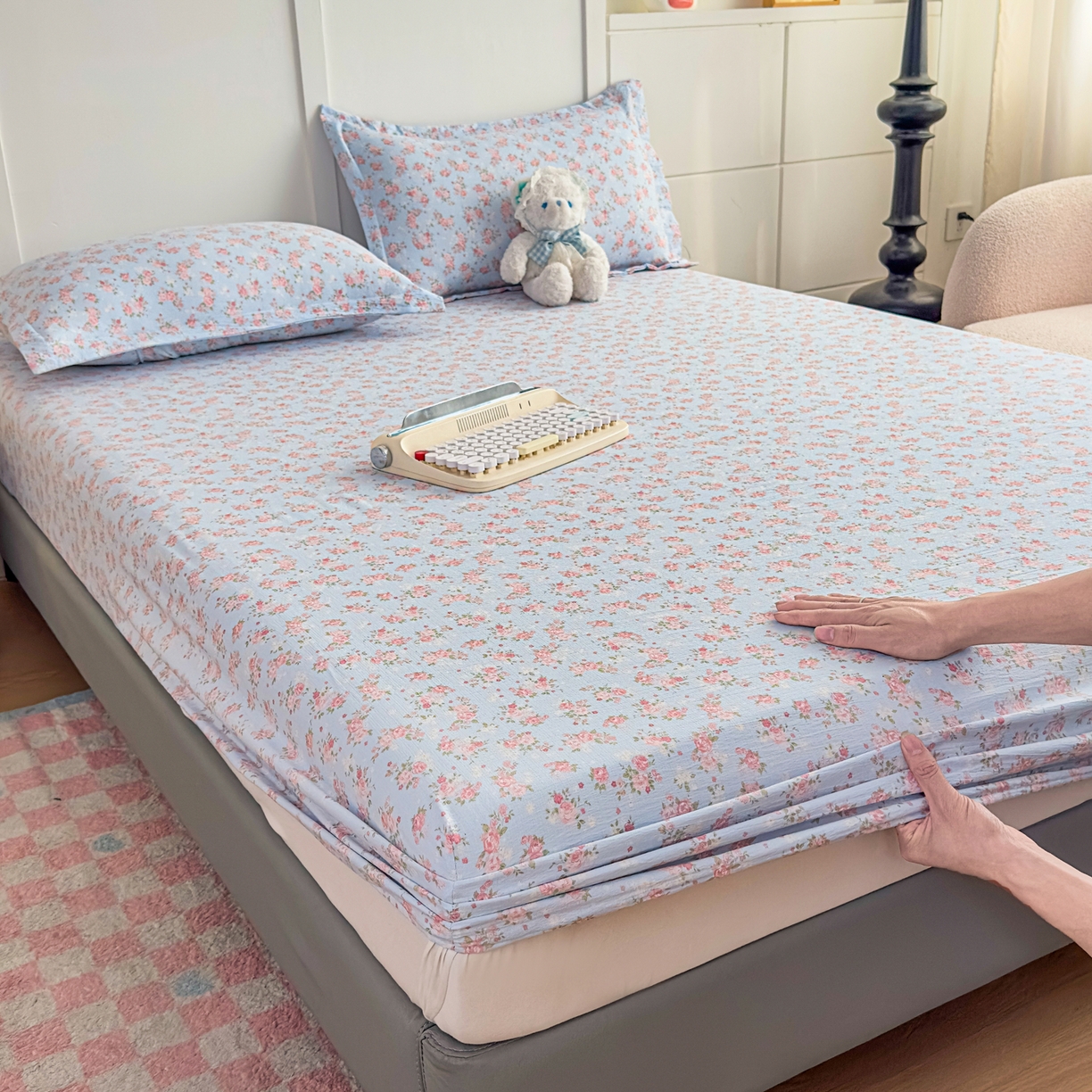 91家纺网 家纺一手货源 找家纺 优雅星家纺 2026春夏新款a类泡芙双层纱床笠印花卡通全包围床垫保护套单床笠 床笠单件 富贵花