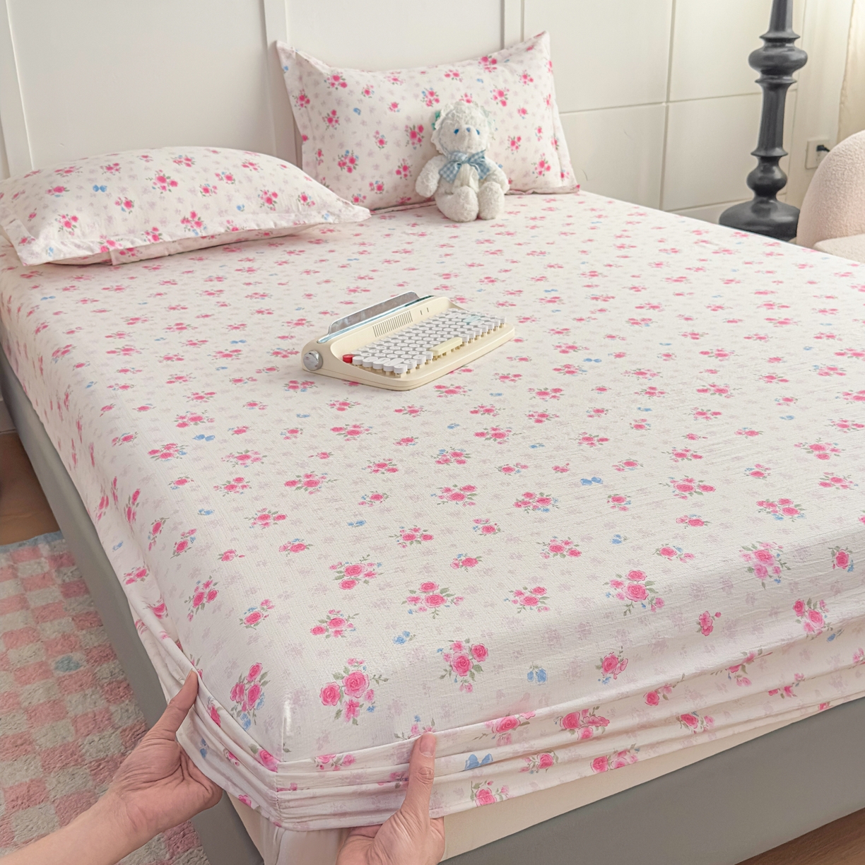 91家纺网 家纺一手货源 找家纺 优雅星家纺 2026春夏新款a类泡芙双层纱床笠印花卡通全包围床垫保护套单床笠 床笠单件 三生花