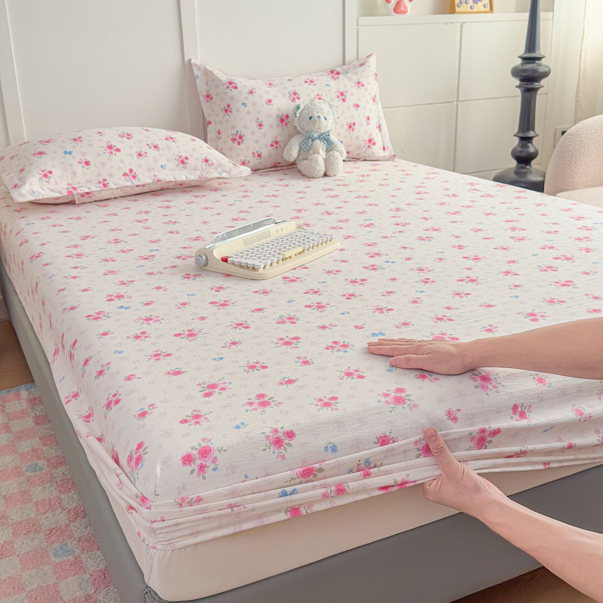 91家纺网 家纺一手货源 找家纺 优雅星家纺 2026春夏新款a类泡芙双层纱床笠印花卡通全包围床垫保护套单床笠 床笠单件 三生花