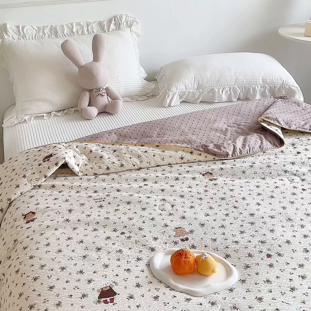 91家纺网 家纺一手货源 找家纺 赛琳 2026新款小清新大豆纤维豆豆被春秋被儿童夏凉被空调被 奶棕小兔