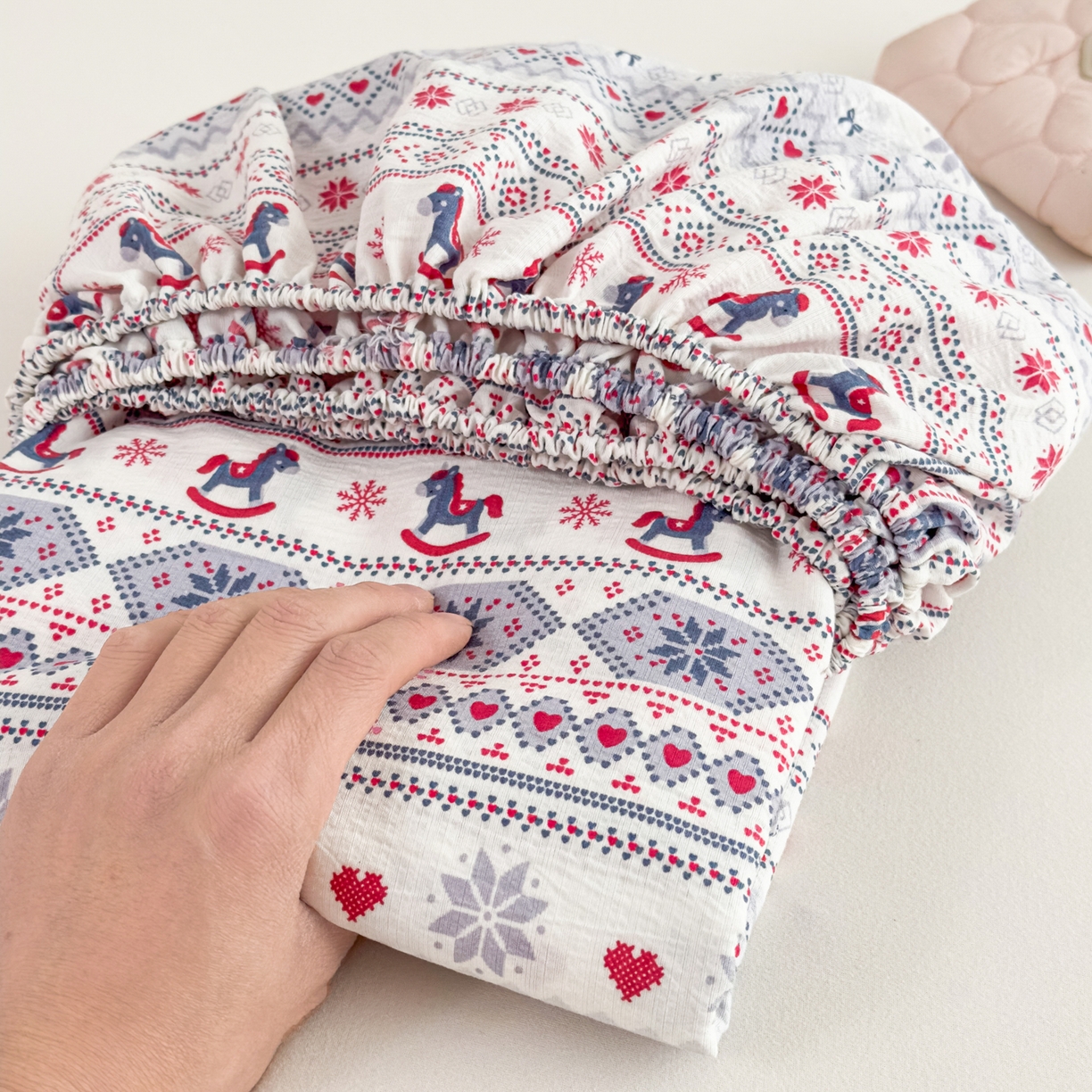 91家纺网 家纺一手货源 找家纺 优雅星家纺 2026春夏新款a类泡芙双层纱床笠印花卡通全包围床垫保护套单床笠 床笠单件 小木马