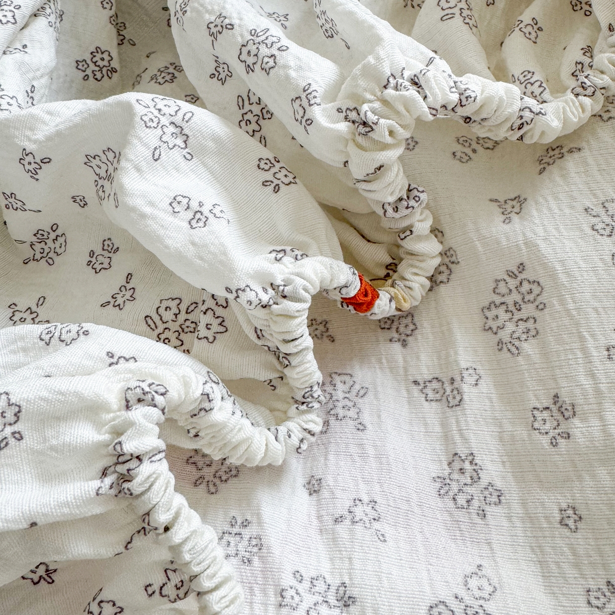 91家纺网 家纺一手货源 找家纺 优雅星家纺 2026春夏新款a类泡芙双层纱床笠印花卡通全包围床垫保护套单床笠 床笠单件 樱桃