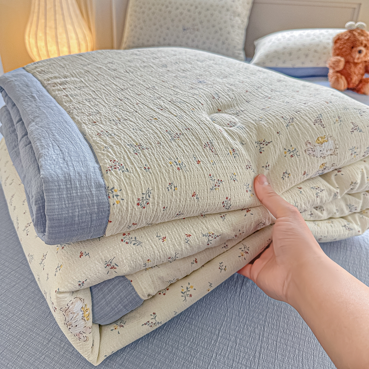 91家纺网 家纺一手货源 找家纺 晓时候 2026新款皱皱纱大豆夏被夏凉被空调被 蓝境兔语