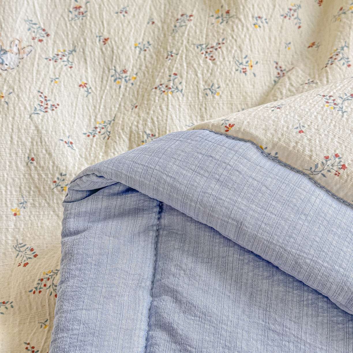 91家纺网 家纺一手货源 找家纺 晓时候 2026新款皱皱纱大豆夏被夏凉被空调被 蓝境兔语