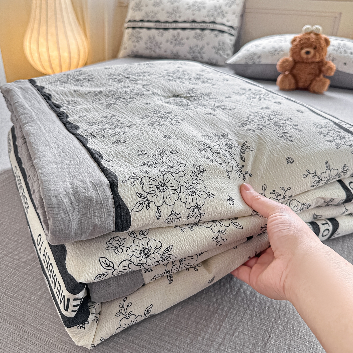 91家纺网 家纺一手货源 找家纺 晓时候 2026新款皱皱纱大豆夏被夏凉被空调被 墨染春枝