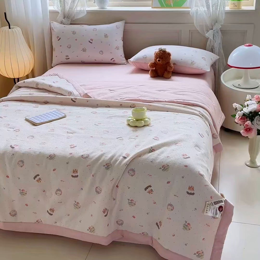 91家纺网 家纺一手货源 找家纺 晓时候 2026新款皱皱纱大豆夏被夏凉被空调被 奶糯粉喵