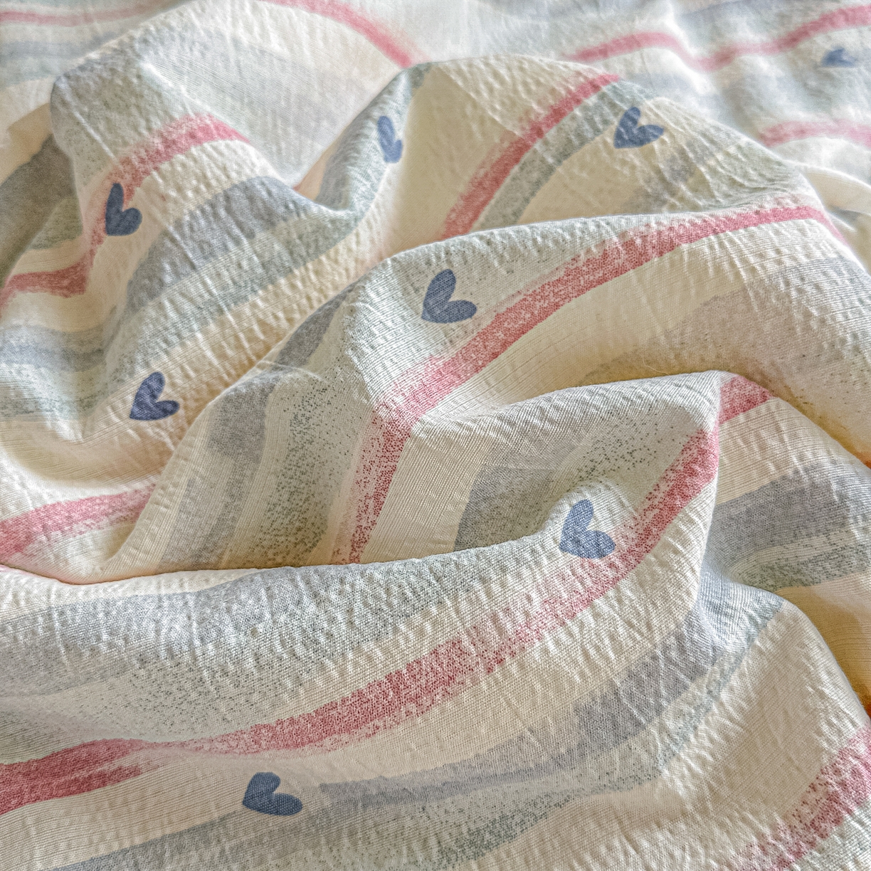 91家纺网 家纺一手货源 找家纺 晓时候 2026新款皱皱纱大豆夏被夏凉被空调被 桃心条纹