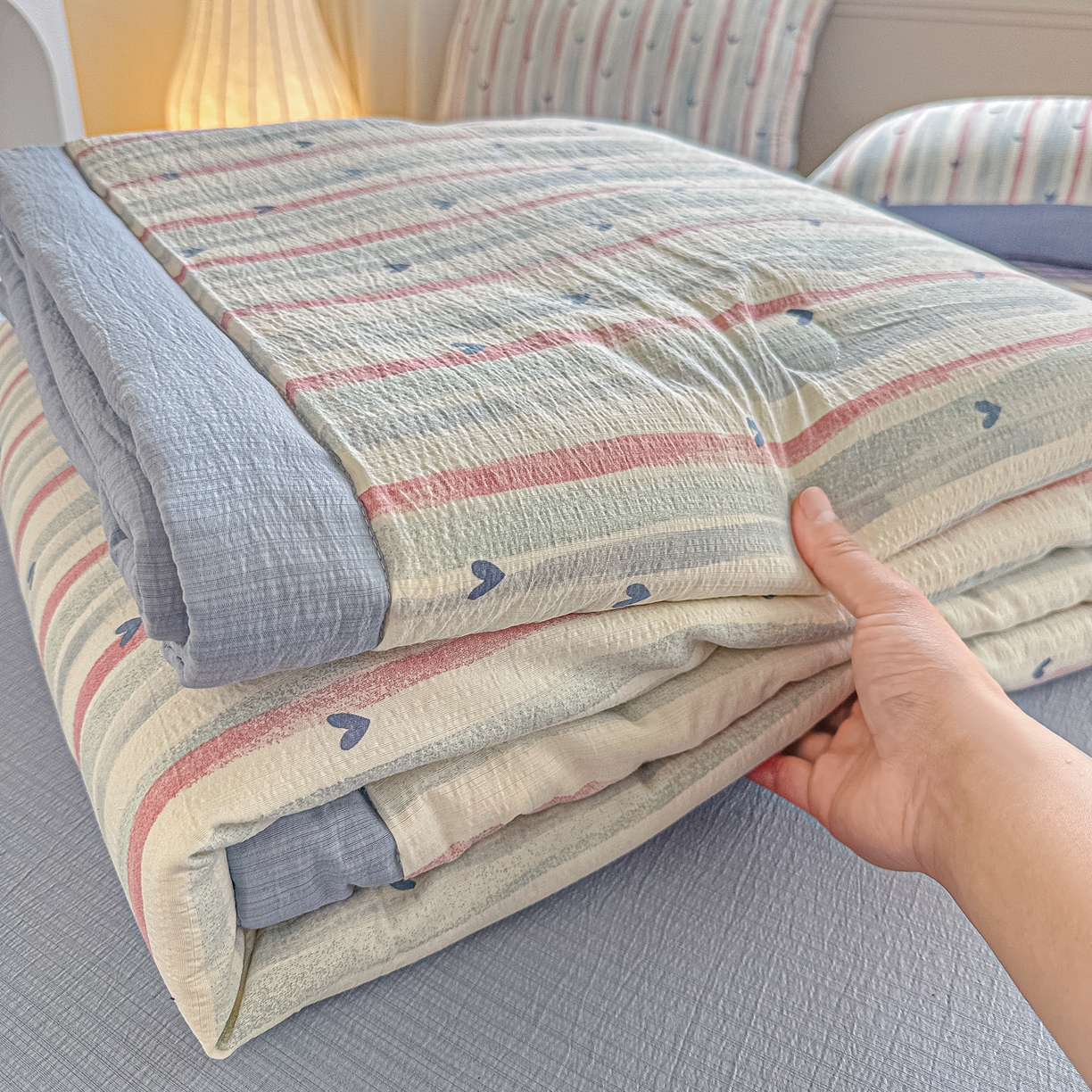 91家纺网 家纺一手货源 找家纺 晓时候 2026新款皱皱纱大豆夏被夏凉被空调被 桃心条纹