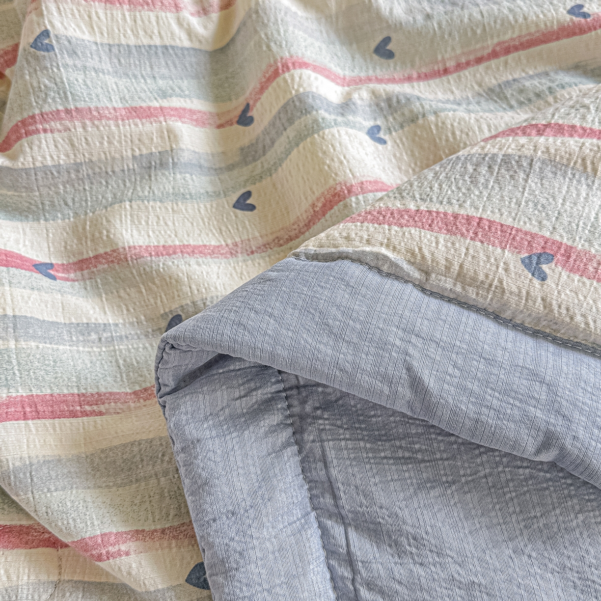 91家纺网 家纺一手货源 找家纺 晓时候 2026新款皱皱纱大豆夏被夏凉被空调被 桃心条纹