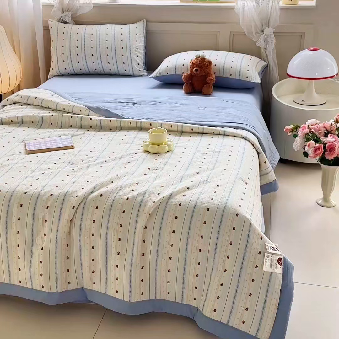 91家纺网 家纺一手货源 找家纺 晓时候 2026新款皱皱纱大豆夏被夏凉被空调被 桃心条纹