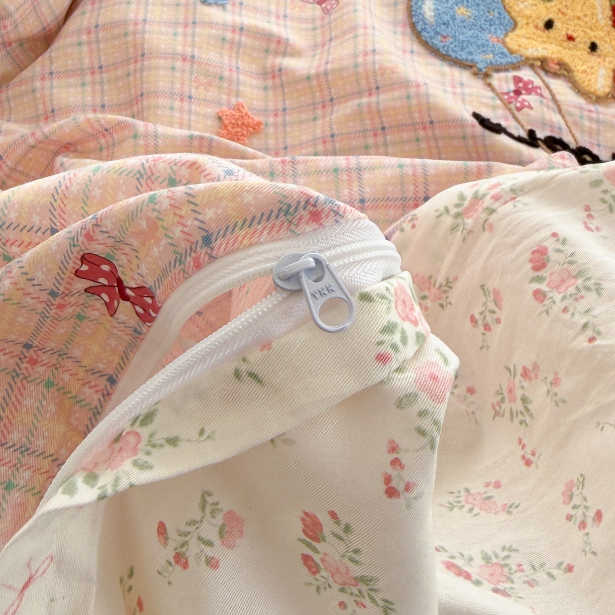 91家纺网 家纺一手货源 找家纺 乐童家纺 2026新款13370全棉纯棉毛巾绣呆萌系列四件套第二波 气球女孩